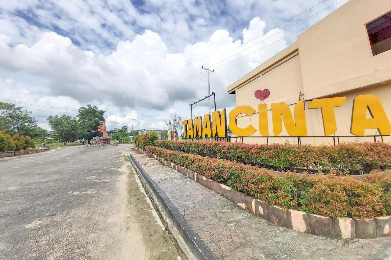 Oyo 3196 Hotel Taman Cinta Singkawang Exterior foto